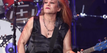L7 Bassist Jennifer Finch Dies At 59 After Courageous Battle With Brain Cancer 4 L7 Bassist Jennifer Finch Dies At 59 After Courageous Battle With Brain Cancer