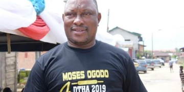 Oborevwori Stops Emotional Delta Commissioner From Kneeling During Swearing-In 2 Oborevwori Stops Emotional Delta Commissioner From Kneeling During Swearing-In