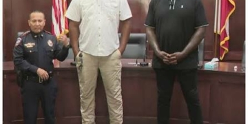 Shaquille O'Neal Helps 7-Foot-3 Aspiring Officer Achieve Lifelong Dream 2 Shaquille O’Neal Helps 7-Foot-3 Aspiring Officer Achieve Lifelong Dream