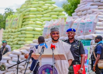 Gov Lawal Distributes 72,000 Free Bags Of Fertiliser To Zamfara Farmers