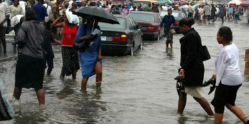 Motorists Stranded As Heavy Rainfall Submerges Oyo Bridge