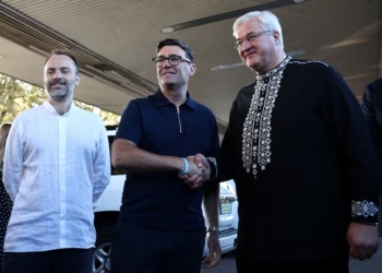 Ukraine's Foreign Affairs Minister Andrii Sybiha greets Britain's Prime Minister Andy Burnham upon his arrival by train in Kyiv on August 24, 2026. Ukraine is marking on August 24 the 35th anniversary of its independence. HENRY NICHOLLS/Pool via REUTERS