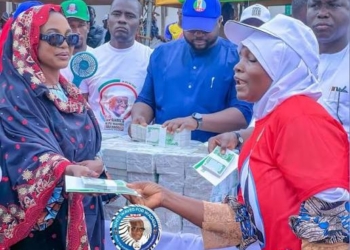 Nasarawa APC Governorship Candidate’s Wife’s Cash Distribution Raises Naira Abuse Concerns