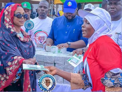 Nasarawa APC Governorship Candidate’s Wife’s Cash Distribution Raises Naira Abuse Concerns