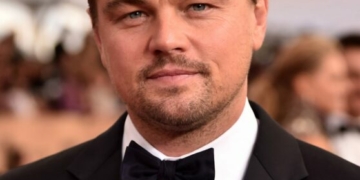 Women Vie for Leonardo DiCaprio’s Attention as One Allegedly Attempts €500 Bribe to Security Guard 3 Women Vie for Leonardo DiCaprio’s Attention as One Allegedly Attempts €500 Bribe to Security Guard