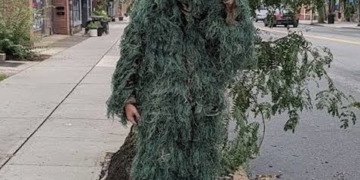 New Jersey Police Officer Dresses as Shrub to Catch Texting Drivers, 74 Ticketed in Six Hours