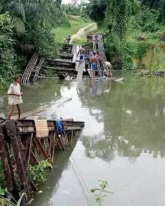 Residents, Students Stranded As Collapsed Bridge Shuts Out A/Ibom Communities 2 Residents Students Stranded As Collapsed Bridge Shuts Out AIbom Communities 2