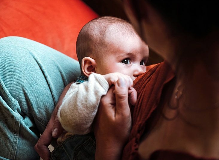 baby breastfeeding 732x549 thumbnail 1 732x549 1