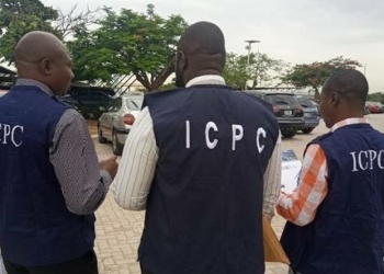 Osun Election:  ICPC Official Confronts Man Counting Voters At Ede Polling Unit