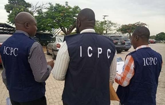 Osun Election:  ICPC Official Confronts Man Counting Voters At Ede Polling Unit