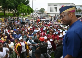 Makinde Resumes Amidst Workers’ Rousing Welcome