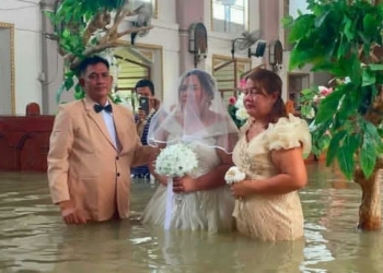 Philippine Couple Weds In Flooded Church Despite Hip-Deep Waters