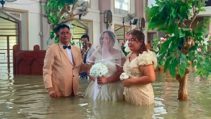 Philippine Couple Weds In Flooded Church Despite Hip-Deep Waters