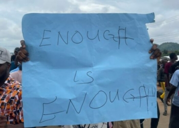 ‎Ondo Varsity Students Protest Prolonged Strike, Block Major Roads  ‎