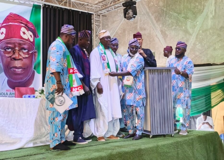 APC chieftain, Olusola Oke, welcoming the defectors to the party