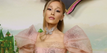 Ariana Grande Trapped in Elevator Following London Tour Finale 2 Ariana Grande Trapped in Elevator Following London Tour Finale
