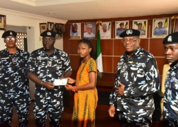 Police Honour Fallen Officers, Present N89.2m To Families In Lagos