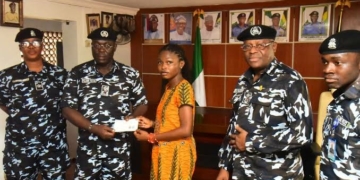 Police Honour Fallen Officers, Present N89.2m To Families In Lagos 4 Police Honour Fallen Officers, Present N89.2m To Families In Lagos