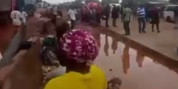 Gridlock: Hundreds Stranded On Lokoja-Abuja Highway 2 Gridlock: Hundreds Stranded On Lokoja-Abuja Highway