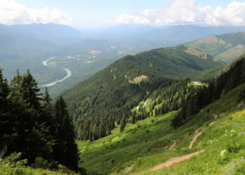 66-Year-Old Hiker Dies After Falling 1,000ft From Mountain Trail In US