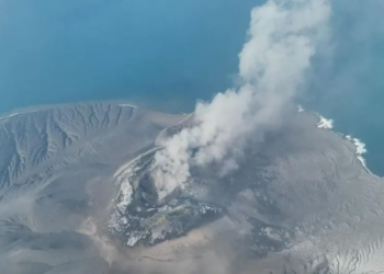 Volcano Eruption Leaves 150,000 Passengers Stranded In Indonesia