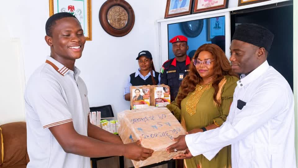 Taraba IDPs Receive Medicines, Exercise Books From US-Based NGO Image