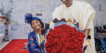 Sanwo-Olu Surprises Wife With Flowers, Shares Kiss At Women’s Conference