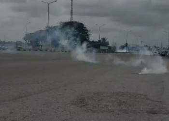 Police Fire Tear Gas At Lekki Tollgate During #EndSARS Memorial