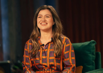 New Footage Shows Kelly Clarkson’s Interaction With Brooklyn Store Owner