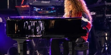 Jay-Z’s Daughter Blue Ivy Joins Him Onstage As Beyoncé Reunites With Destiny’s Child Stars 2 Jay-Z’s Daughter Blue Ivy Joins Him Onstage As Beyoncé Reunites With Destiny’s Child Stars
