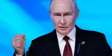 Russia Warns Diplomats, Foreigners To Leave Kyiv