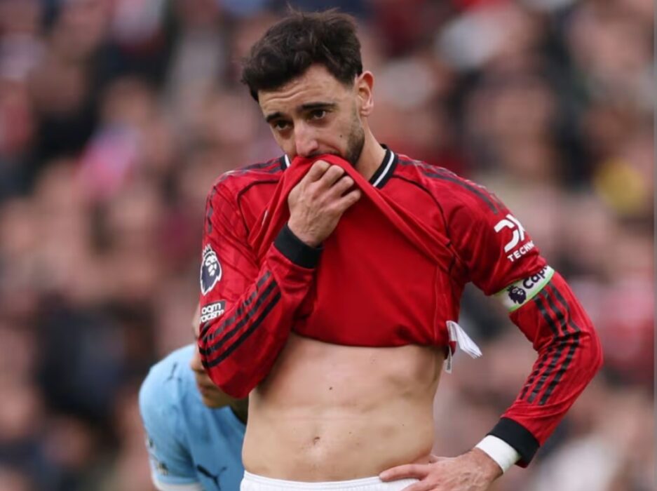 Whistle Section View Carrick Under Pressure As Fernandes Questions Man Utd Tactics After 4-1 ...